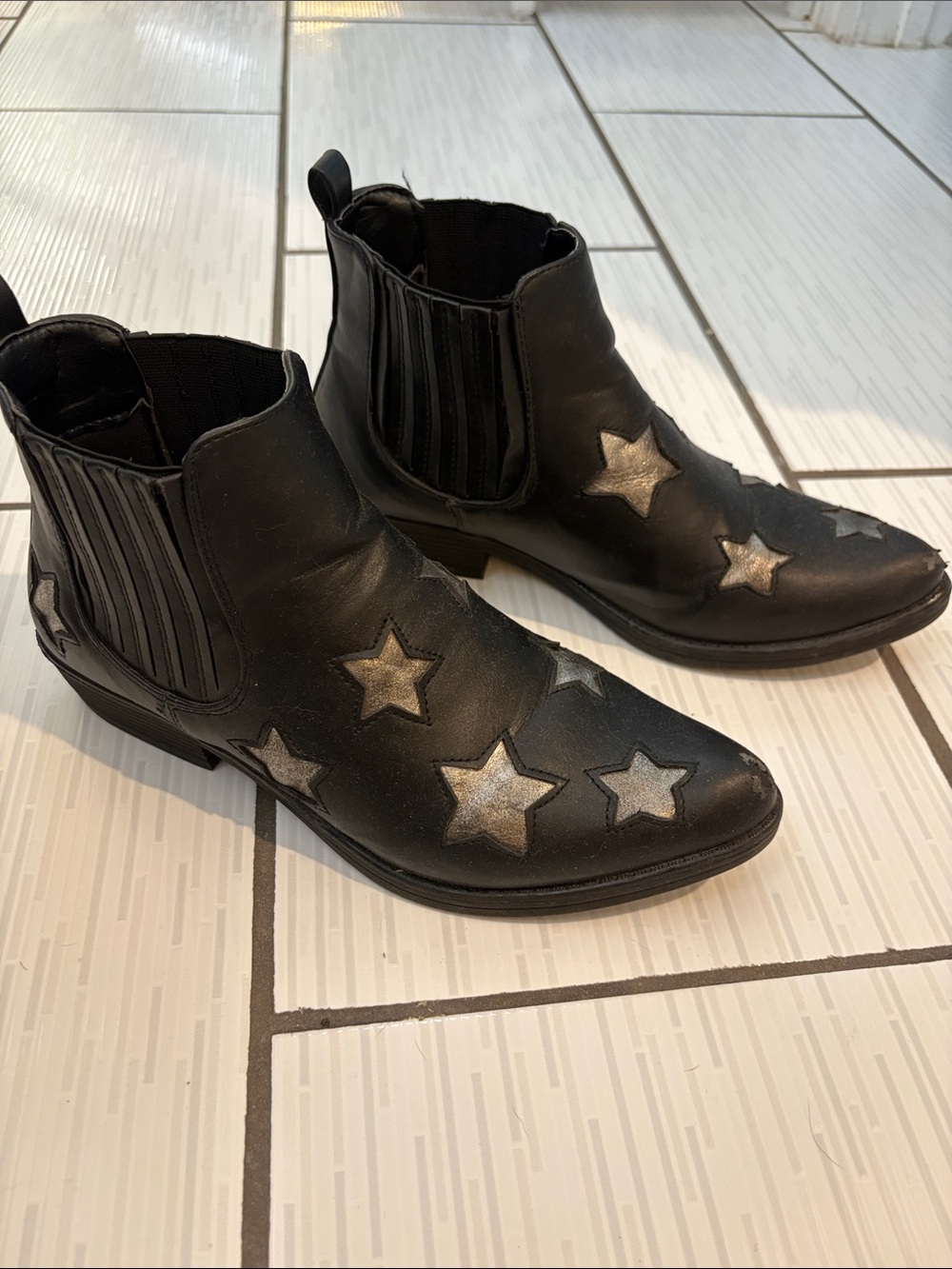 Black Star-Accent Chelsea Boots